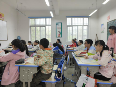 2021101114341633934085257082077.png 愛(ài)心捐贈(zèng)桌椅 情暖三槐師生238.png