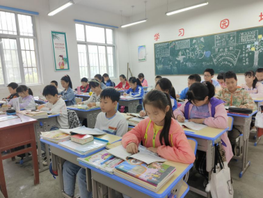 2021101114341633934078170063621.png 愛(ài)心捐贈(zèng)桌椅 情暖三槐師生237.png